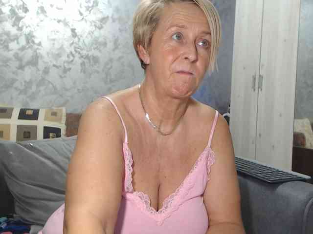LovePinkLilli webcam