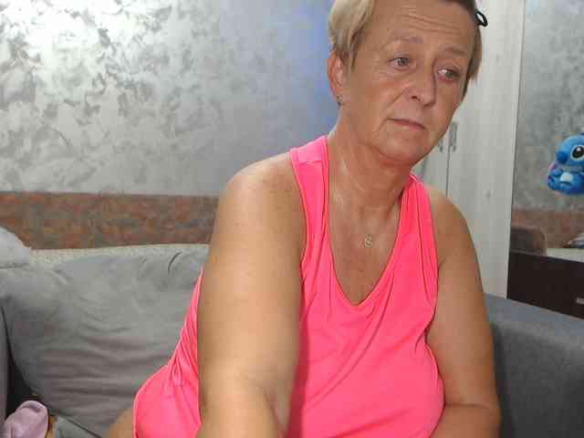 LovePinkLilli webcam