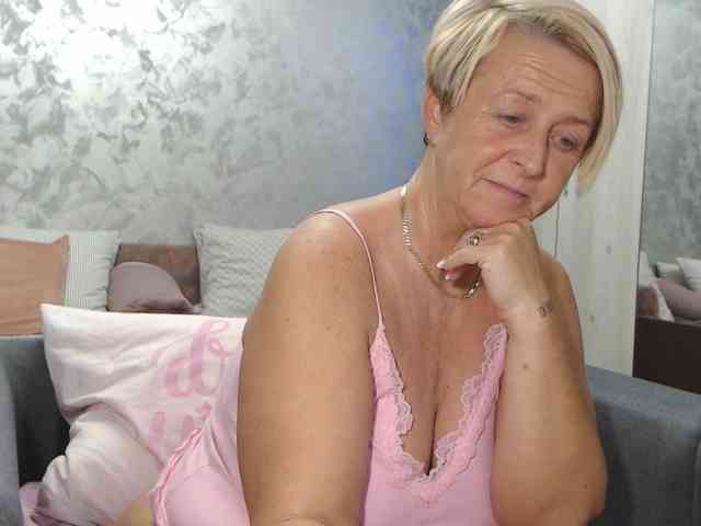LovePinkLilli webcam