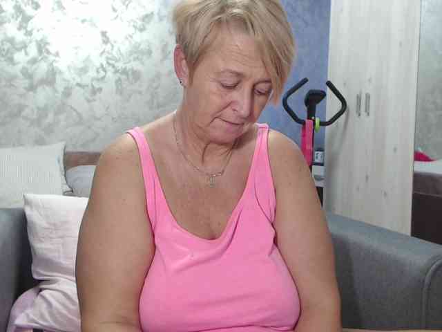 LovePinkLilli webcam