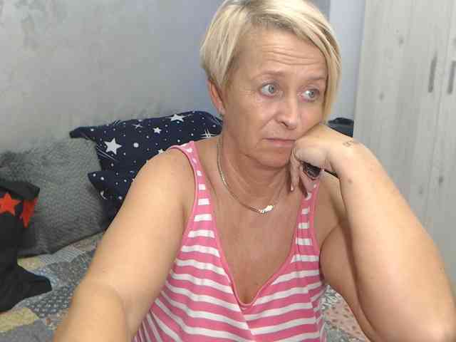 LovePinkLilli webcam