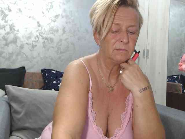 LovePinkLilli webcam