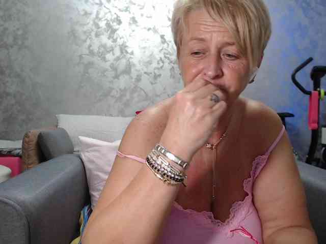 LovePinkLilli webcam