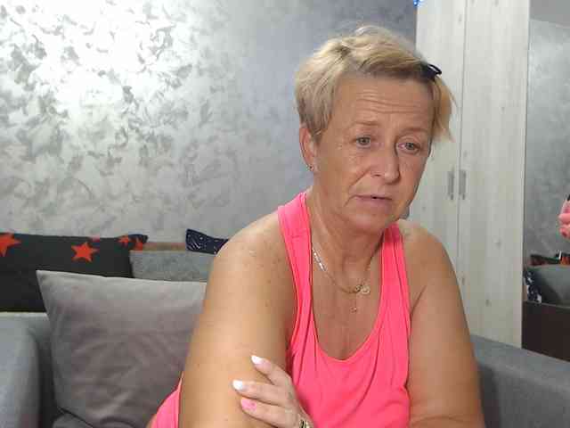 LovePinkLilli webcam