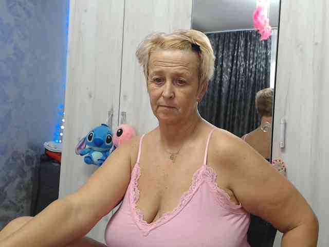 LovePinkLilli webcam