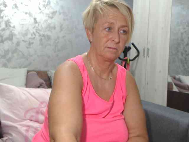 LovePinkLilli webcam