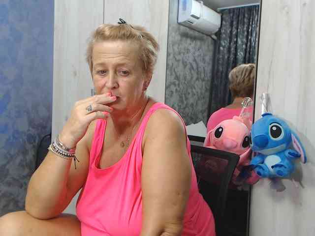LovePinkLilli webcam