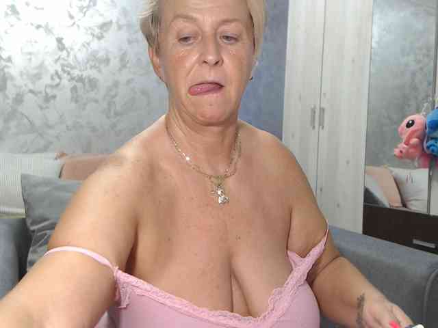 LovePinkLilli webcam