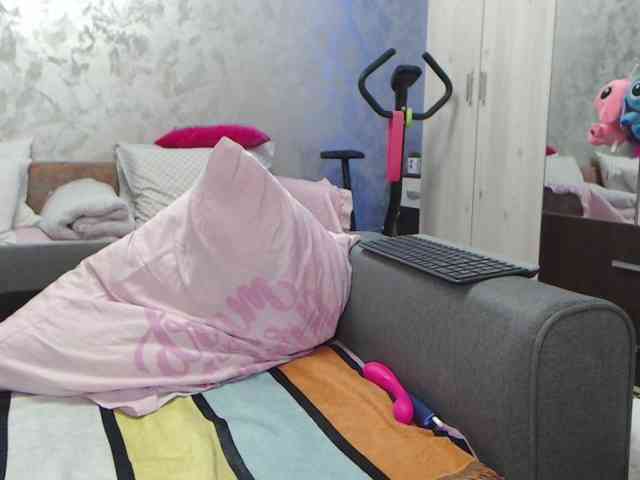 LovePinkLilli webcam