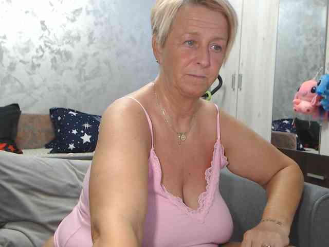 LovePinkLilli webcam