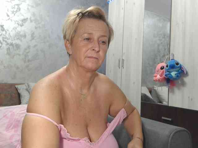 LovePinkLilli webcam