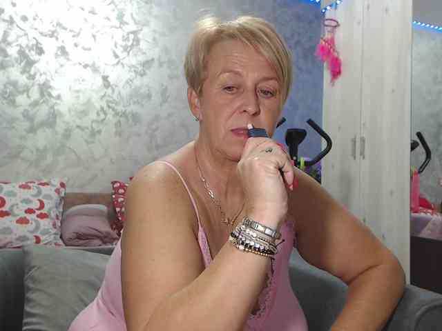 LovePinkLilli webcam