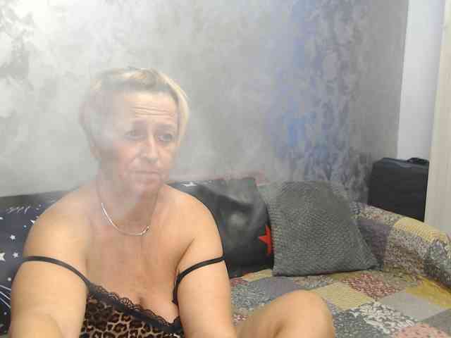 LovePinkLilli webcam