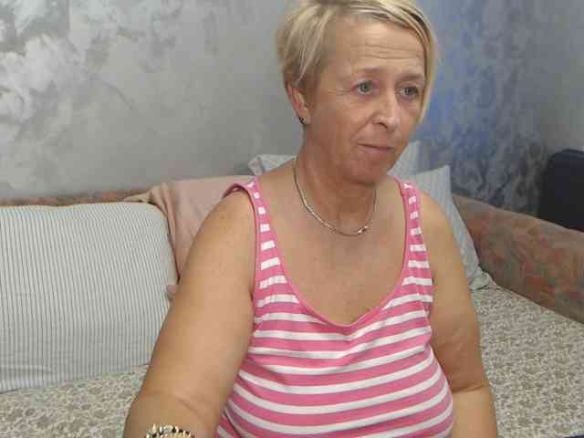LovePinkLilli webcam