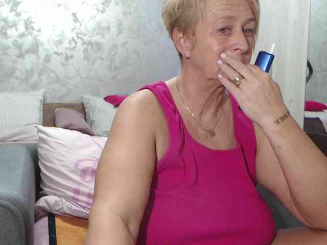 LovePinkLilli webcam