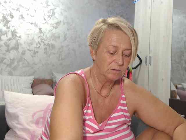 LovePinkLilli webcam