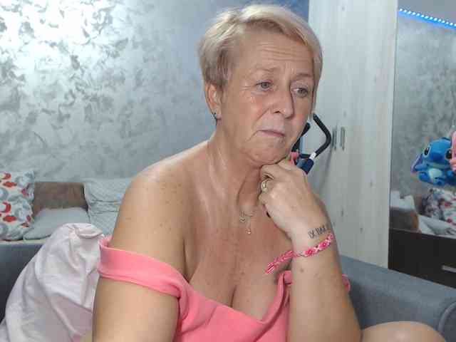 LovePinkLilli webcam