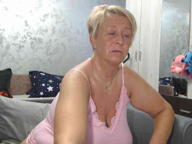 LovePinkLilli webcam