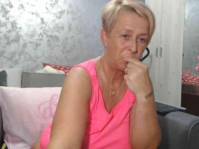 LovePinkLilli webcam