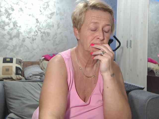 LovePinkLilli webcam