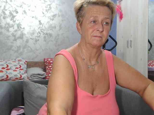 LovePinkLilli webcam