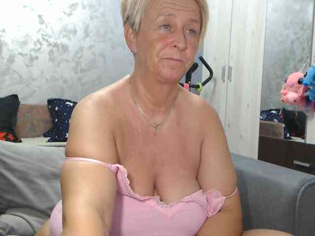 LovePinkLilli webcam