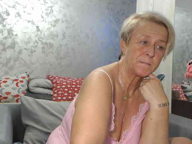 LovePinkLilli webcam