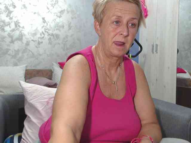 LovePinkLilli webcam