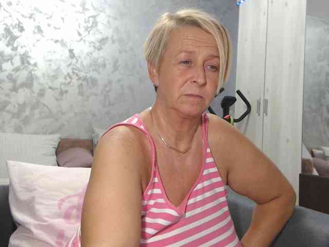 LovePinkLilli webcam