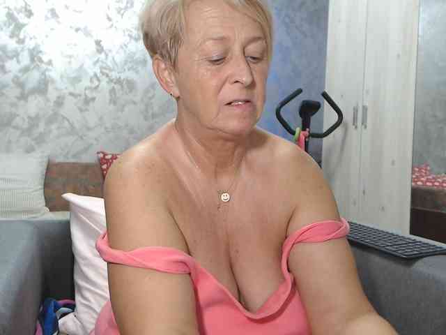 LovePinkLilli webcam
