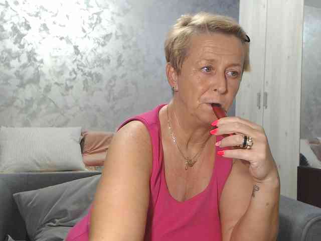 LovePinkLilli webcam