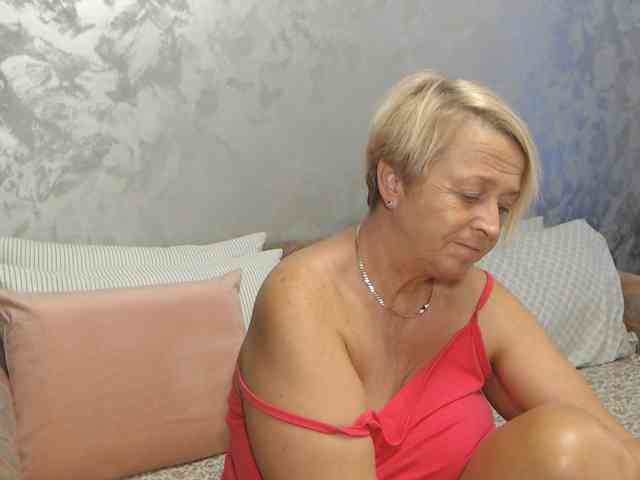 LovePinkLilli webcam