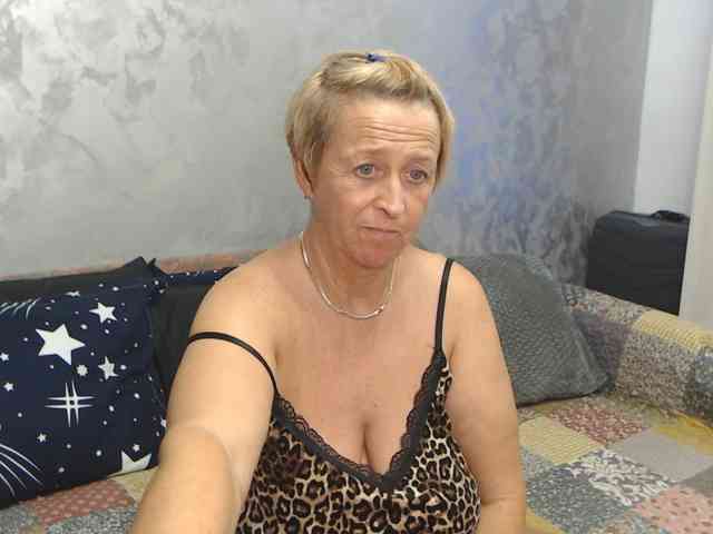 LovePinkLilli webcam
