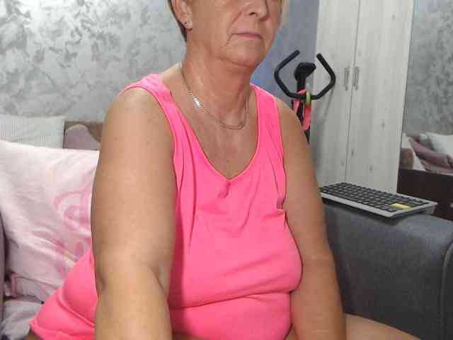 LovePinkLilli webcam