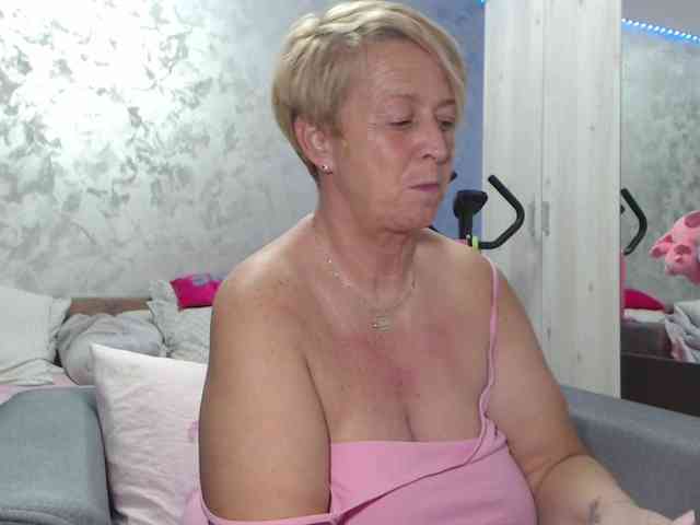 LovePinkLilli webcam