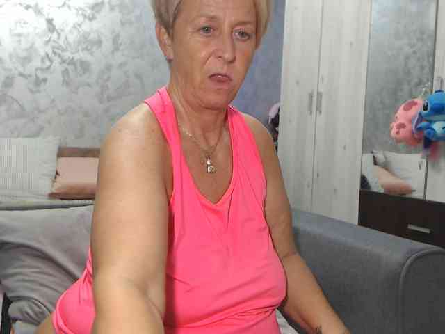 LovePinkLilli webcam