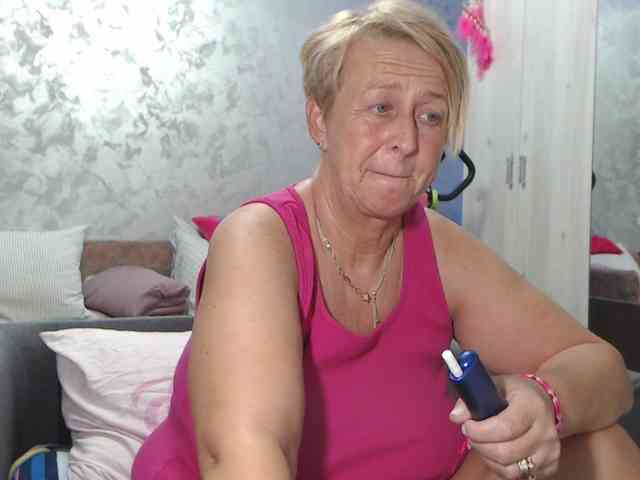 LovePinkLilli webcam