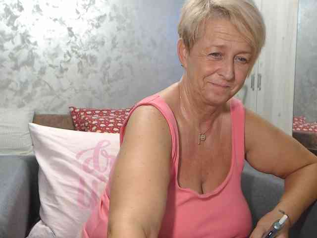 LovePinkLilli webcam