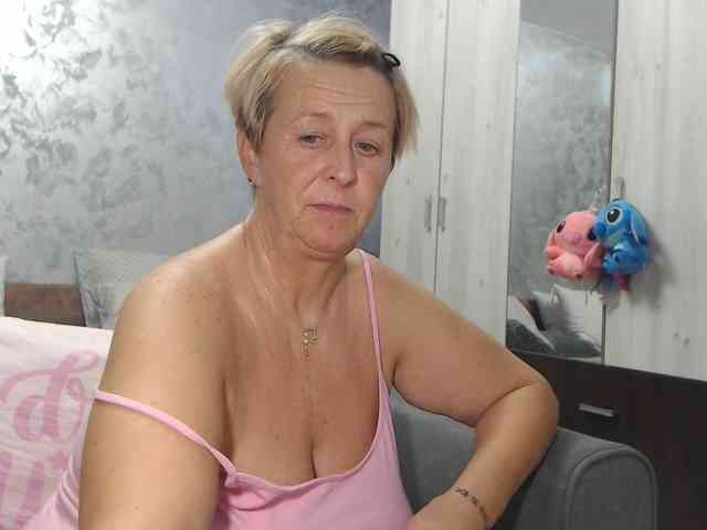 LovePinkLilli webcam