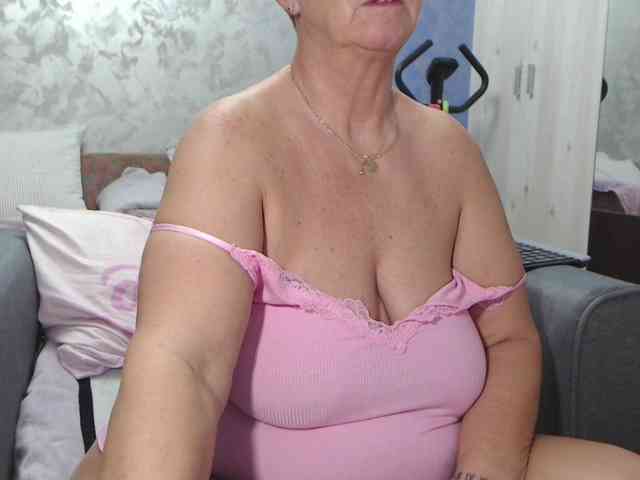 LovePinkLilli webcam