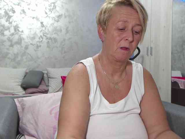 LovePinkLilli webcam