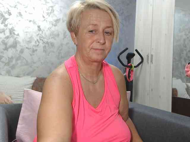 LovePinkLilli webcam
