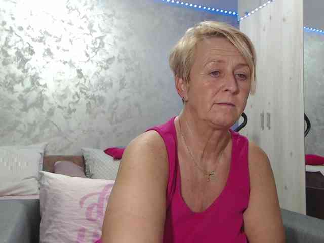 LovePinkLilli webcam