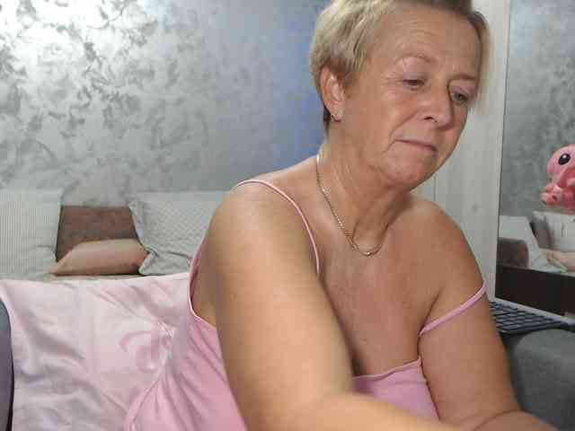 LovePinkLilli webcam