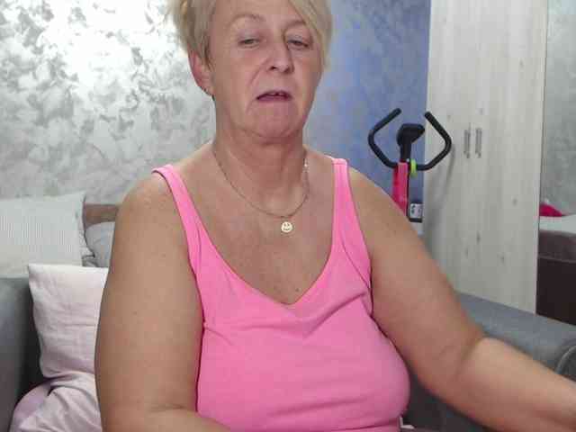 LovePinkLilli webcam