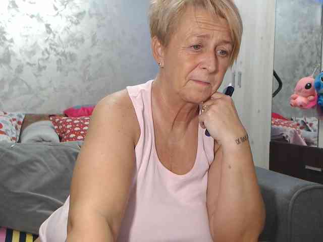 LovePinkLilli webcam