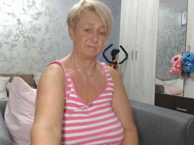 LovePinkLilli webcam
