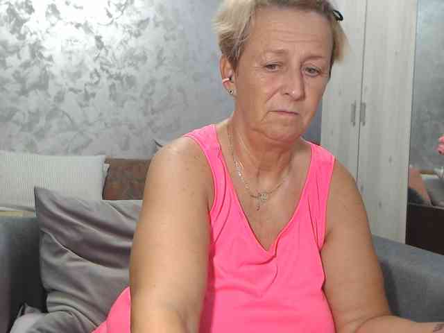 LovePinkLilli webcam