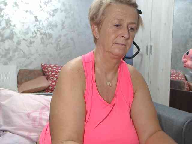LovePinkLilli webcam