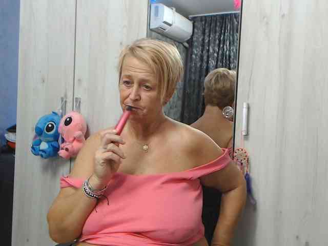 LovePinkLilli webcam